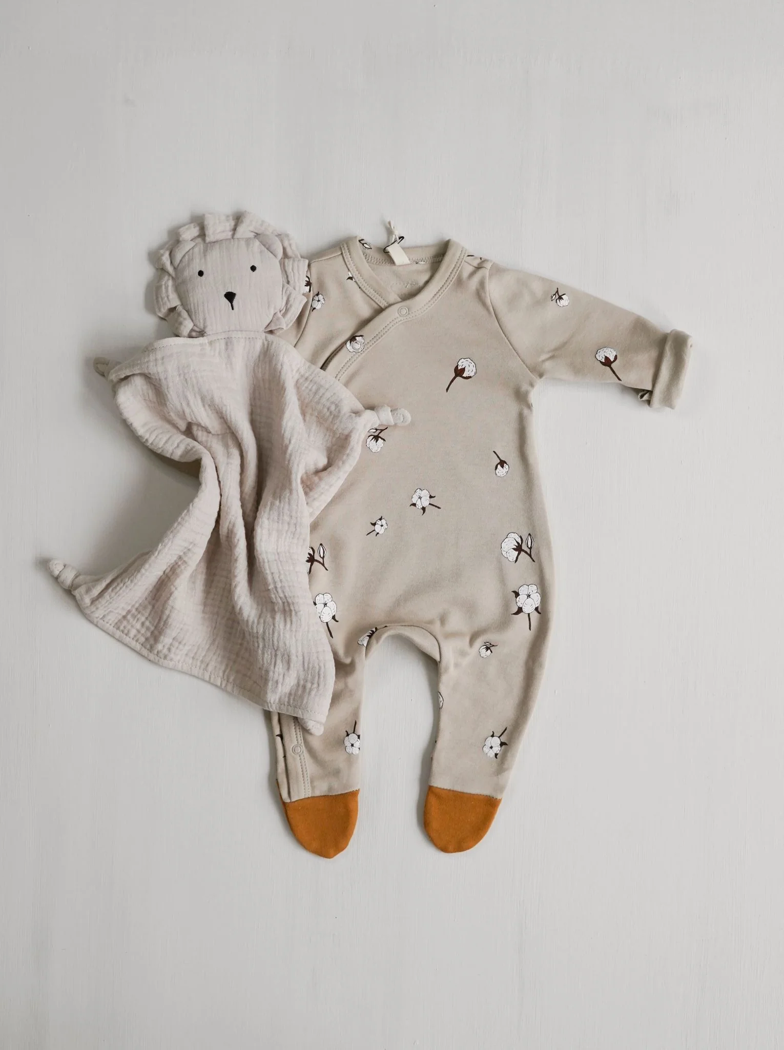 Cottonfield Suit With Contrast Feet - Image 4