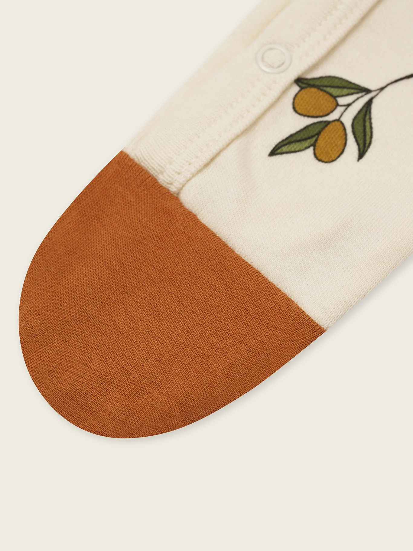 Olive Garden Suit With Contrast Feet - Image 3