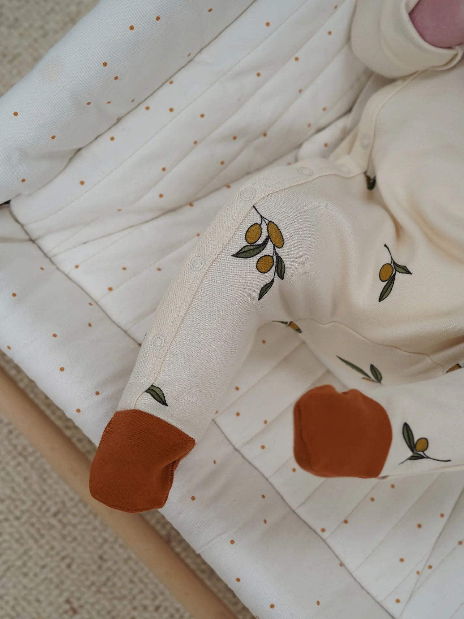Olive Garden Suit With Contrast Feet - Image 4